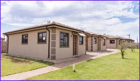 Are there any houses for sale under R500 000?