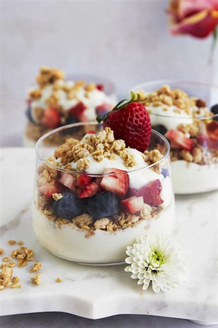 How many calories are in a yogurt parfait with granola and fruit