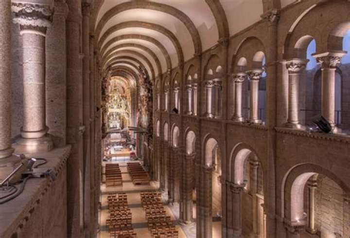 What best describe the Romanesque painting