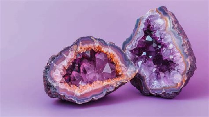 What kind of crystals are in geodes