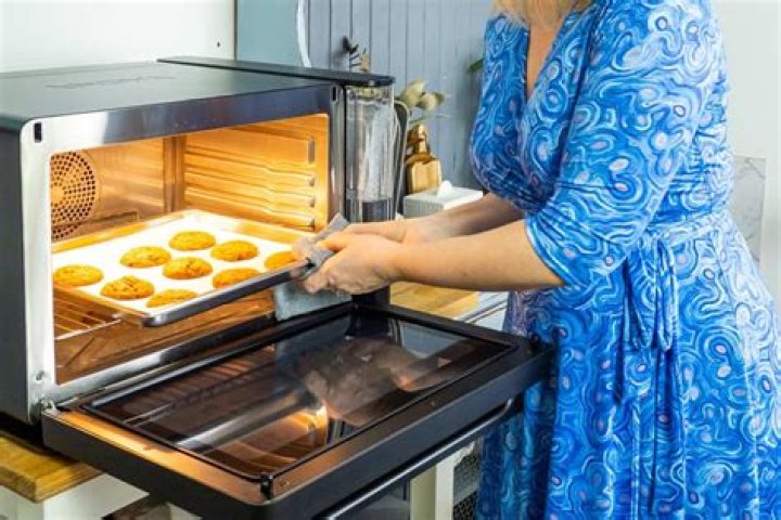 What temperature do you bake cookies in a convection oven
